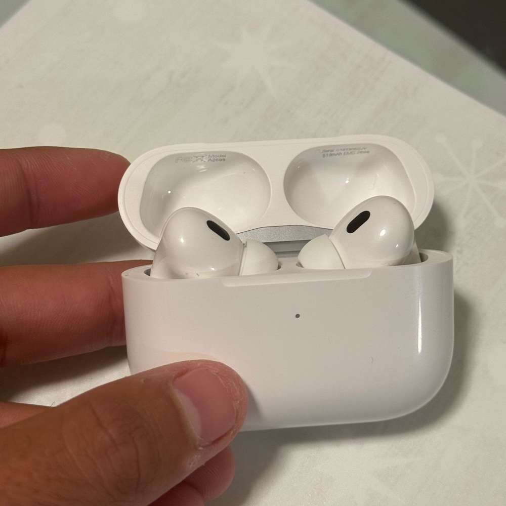 Apple White Wireless Earbuds with Case